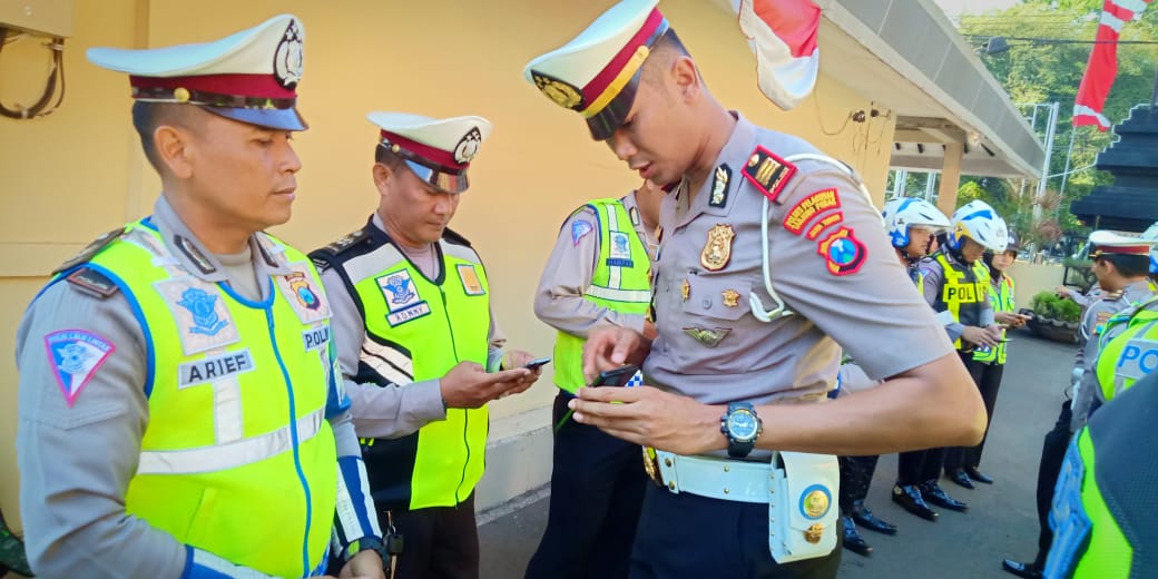 Kasat Lantas Polres Tanjung Perak Beri Materi Cara Menggunakan Aplikasi E-Tilang