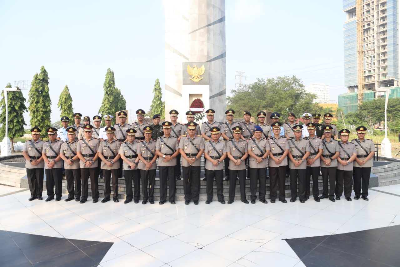 Peringati Hari Bhayangkara Ke-73, Kapolres Tanjung Perak Bersama Istri Ziarah Ke Makam Pahlawan