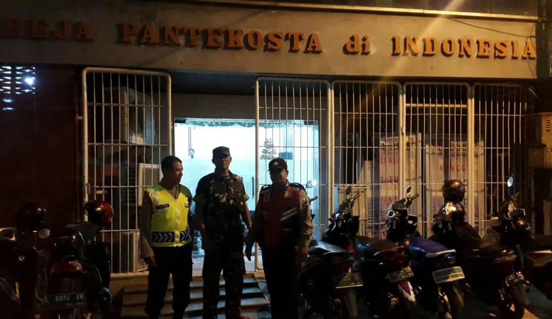 Polsek Pabean Cantikan PAM Kebaktian Malam Tahun Baru di Gereja Pantekosta