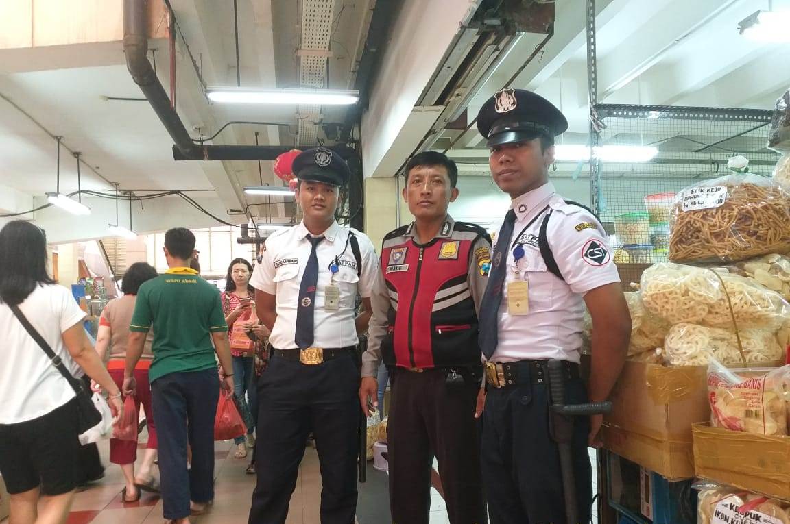 Babinkamtibmas Bongkaran Sampaikan Pesan Keamanan ke Petugas Sekuriti Pasar Atom