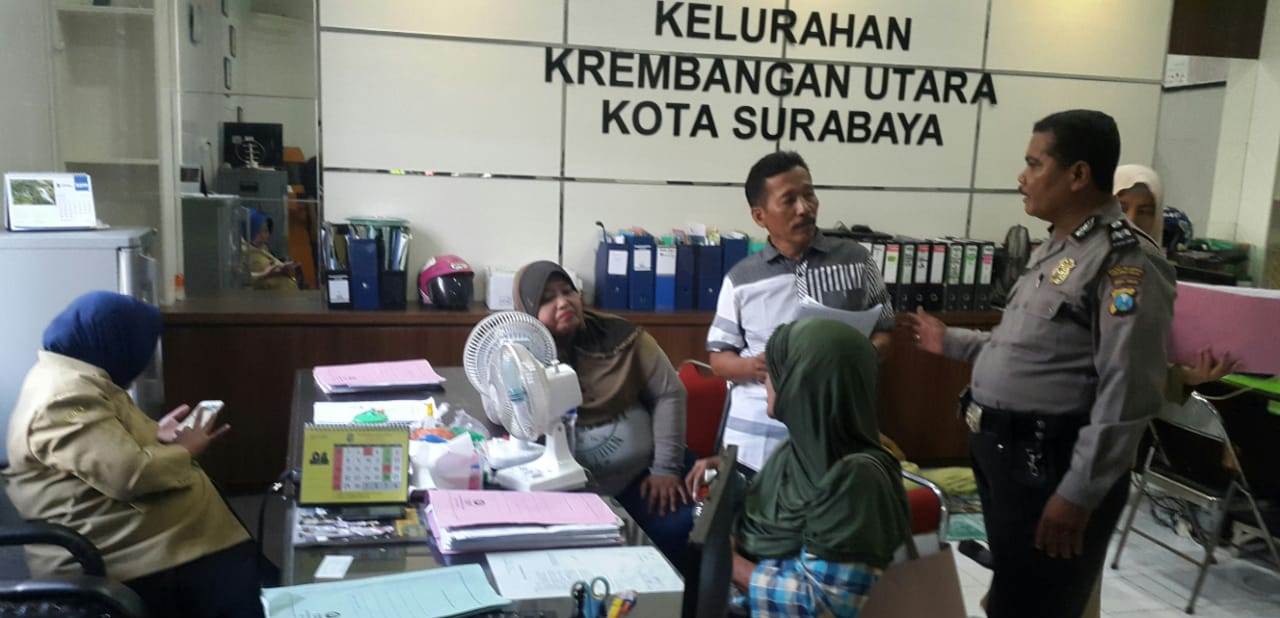 Babinkamtibmas Krembangan Utara Sosialisasi SPKT Door To Door Ke Kelurahan
