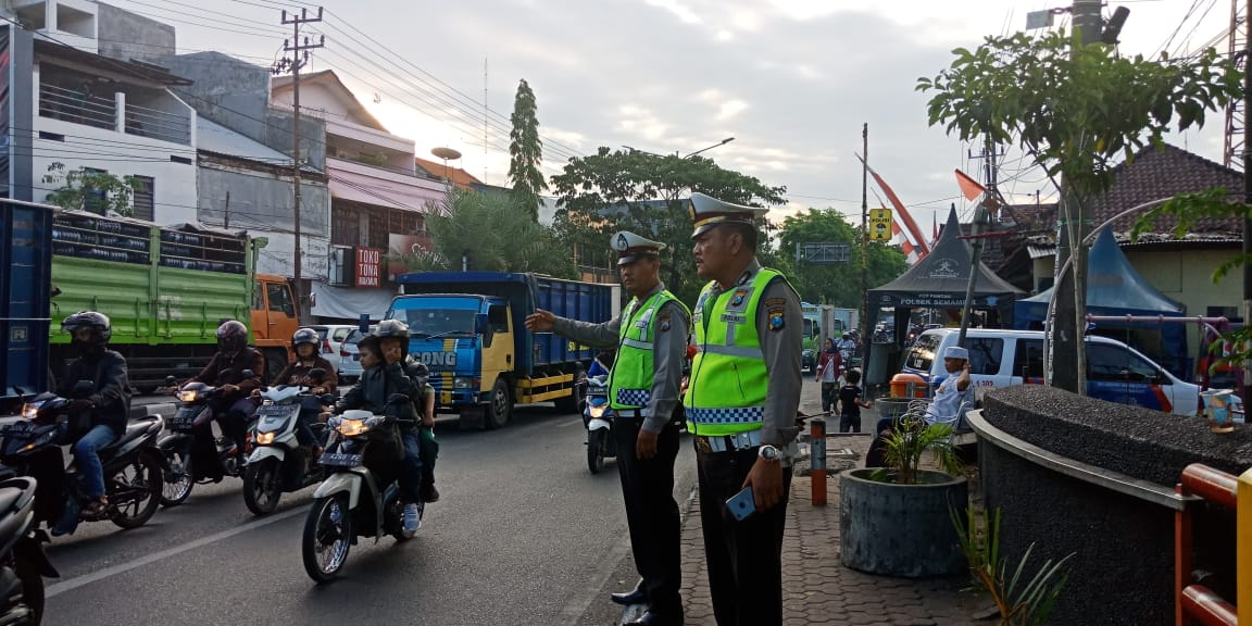 Polsek Semampir Atur Lalu Lintas Sore di Seputaran Jalan Karang Tembok