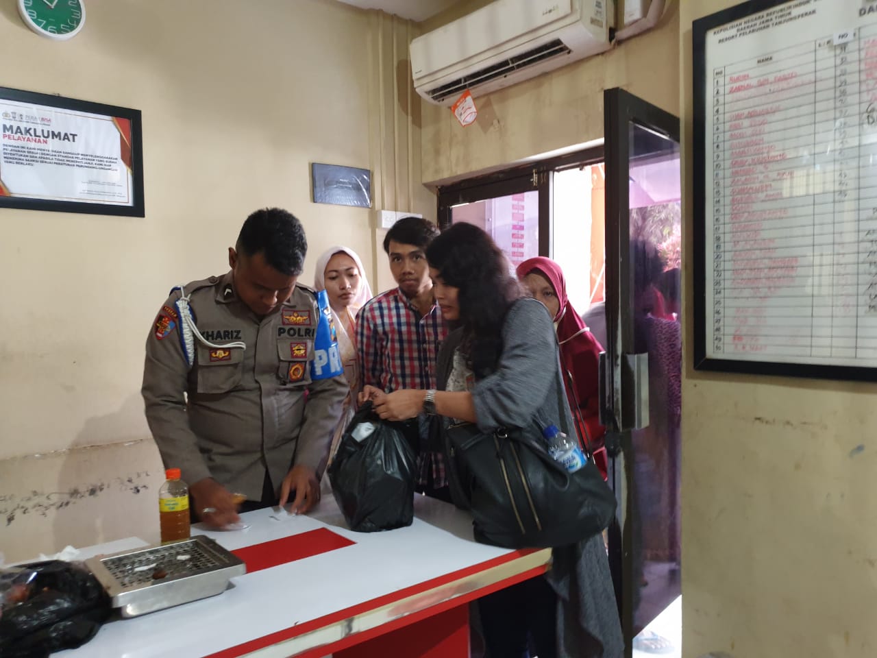 Propam Polres Tanjung Perak Periksa Bawaaan Pembesuk Tahanan, Antisipasi Penyelundupan Narkoba