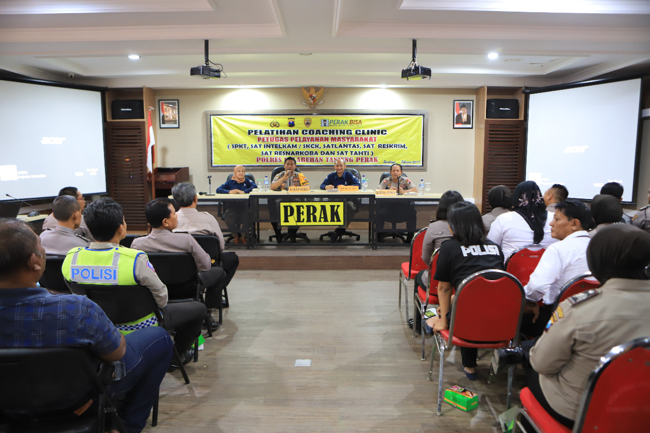 Polres Pelabuhan Tanjung Perak Beri Pelatihan Pelayanan Masyarakat Ke Anggota