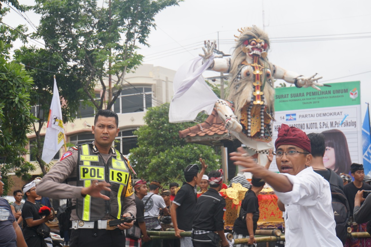Polres Tanjung Perak Lakukan Pengamanan Pawai Ogoh-Ogoh