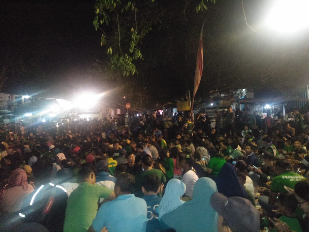 Ribuan Supporter Bonek Ramaikan Nobar di Depan Mapolres Tanjung Perak