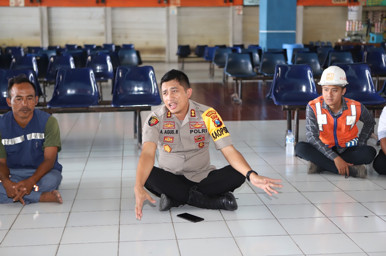Cangkrukan Bersama TKBM, Kapolres Tanjung Perak Sampaikan Pesan Waspada Hoax