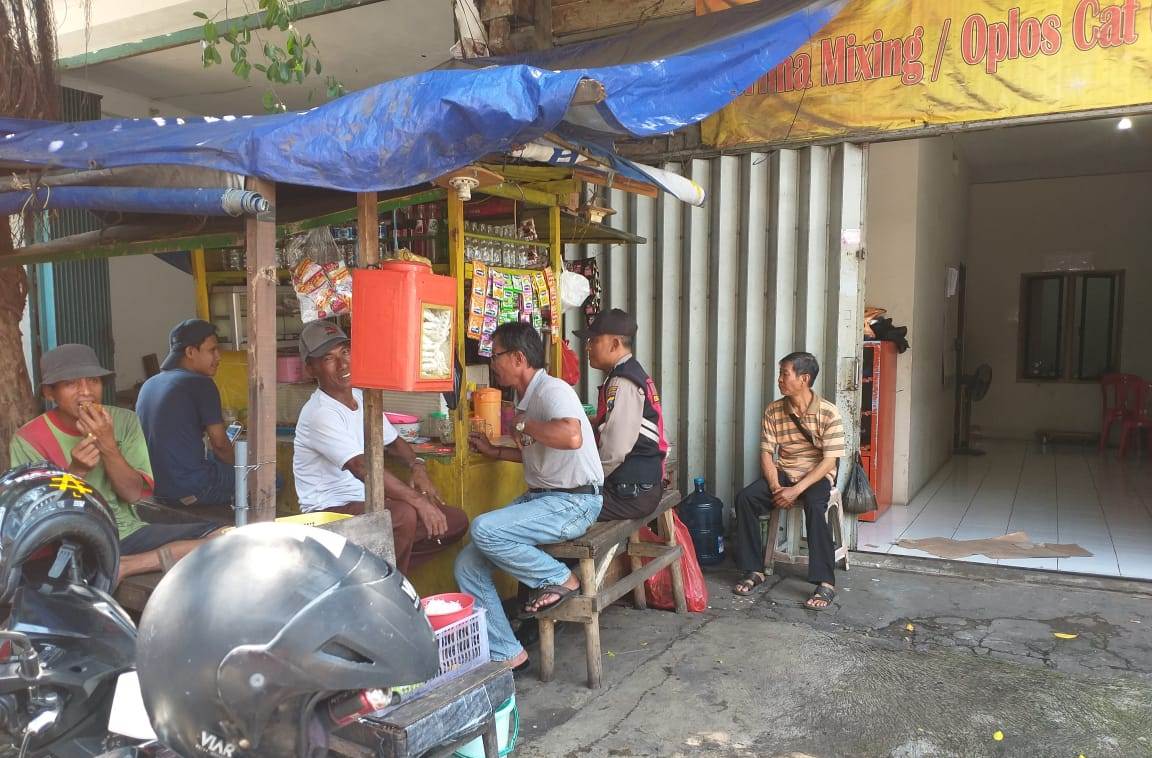 Babinkamtibmas Bongkaran Sampaikan Pesan Waspada Orang Tak Dikenal