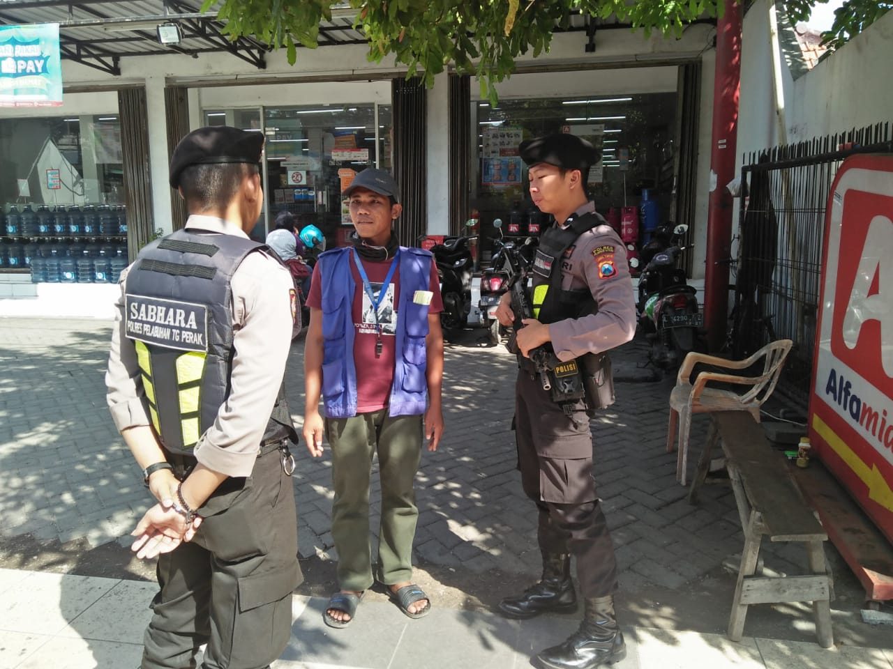 Satsabhara Polres Tanjung Perak Lakukan Patroli Rutin Jaga Keamanan Wilayah