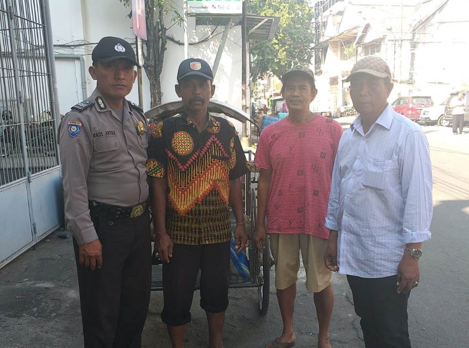 Babinkamtibmas Bongkaran Sampaikan Pesan Tertib Parkir