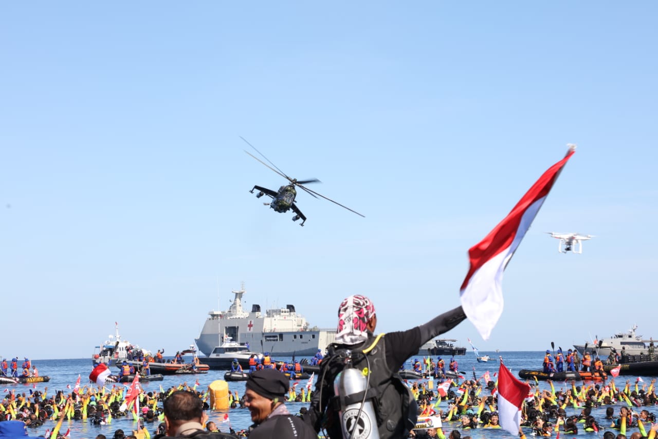 Petinggi TNI & Polri Pantau Aksi Para Penyelam Pecahkan Rekor Dunia