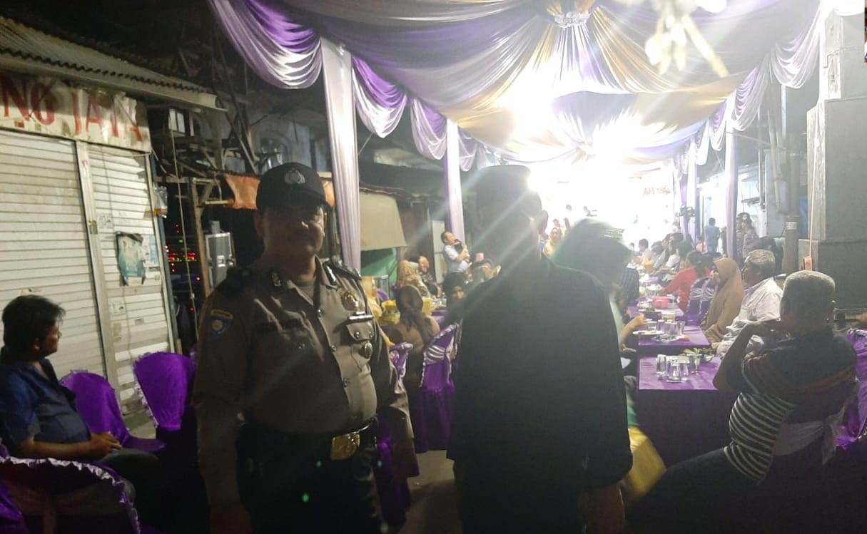 Babinkamtibmas Krembangan Utara Pam Hajatan Pernikahan Warga Tambak Gringsing