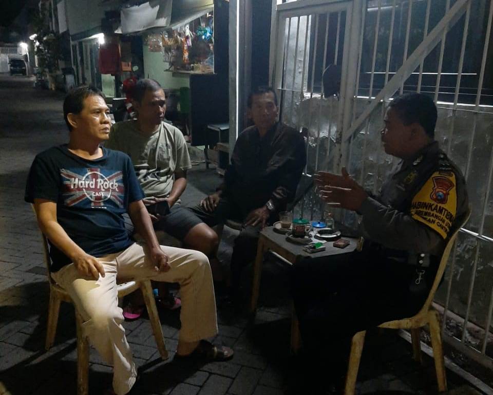 Patroli Malam di Pemukiman, Babinkamtibmas Krembangan Utara Sampaikan Waspada Orang Tak Dikenal