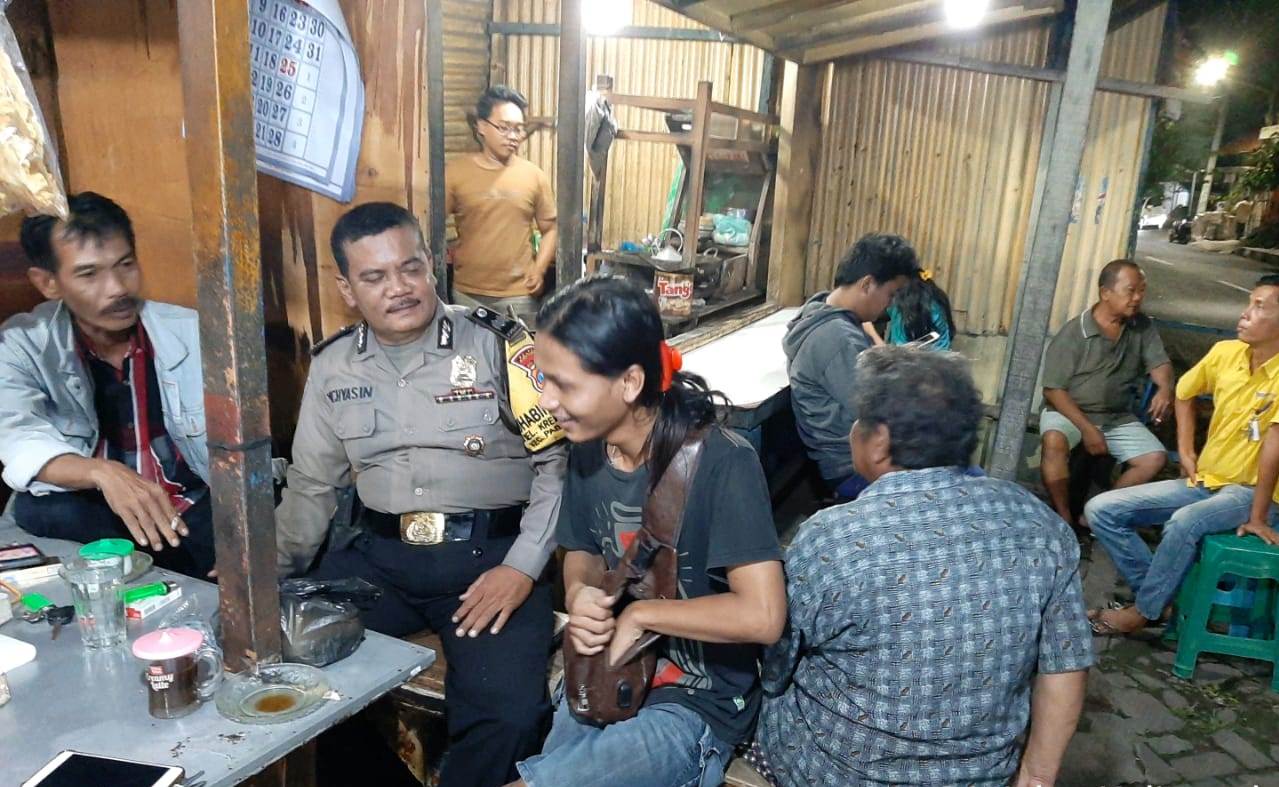 Babinkamtibmas Krembangan Utara Sampaikan Pesan Anti Hoax Ke Pengunjung Warkop