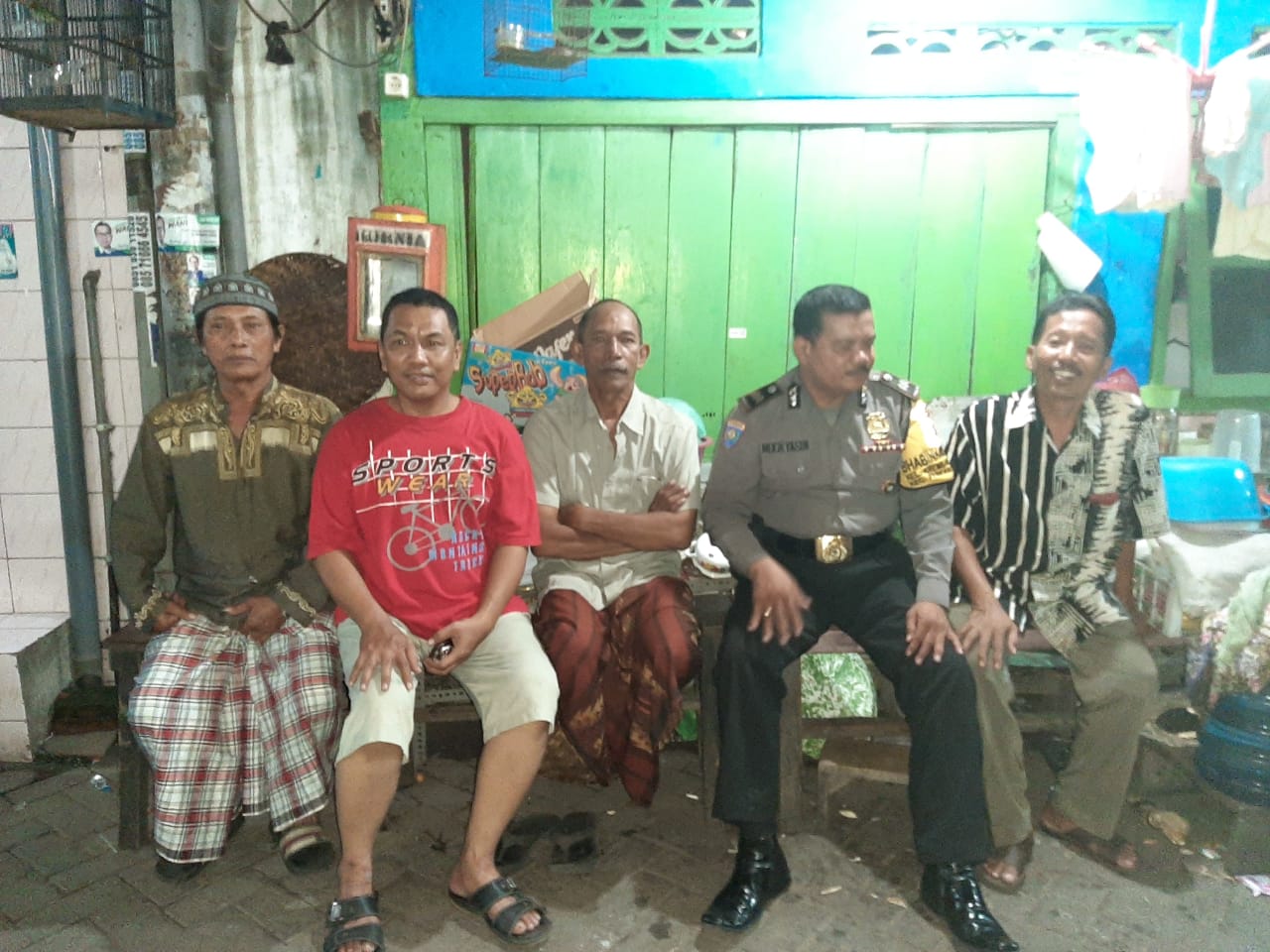 Cegah Penyebaran Corona, Babinkamtibmas Polsek Pabean Cantikan Beri Himbauan Jaga Kebersihan