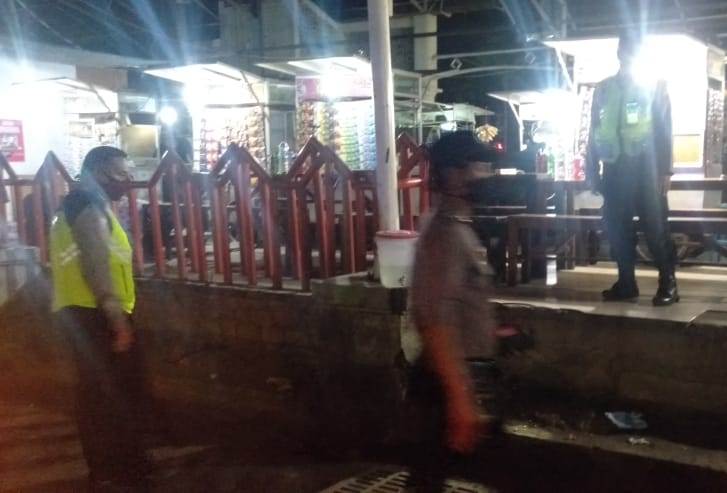 Polsek Semampir Patroli Warkop & Cafe, Tekan Penyebaran Covid-19
