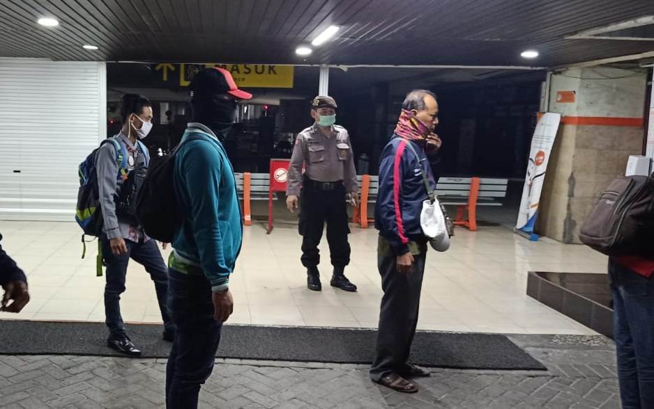 Personil Pospam Polsek Pabean Cantikan Perintahkan Penumpang Kereta Untuk Cuci Tangan