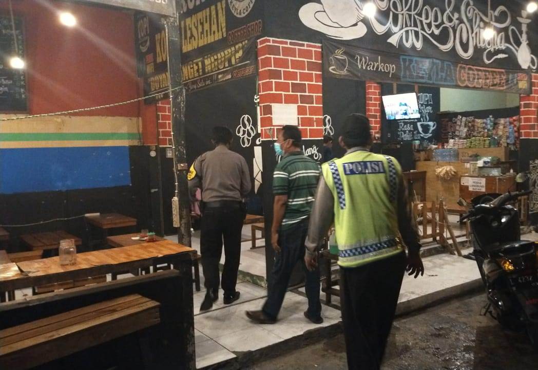 Polsek Kenjeran Bubarkan Pengunjung Warkop, Tegakkan Aturan PSBB
