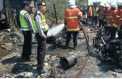 Kebakaran di Lahan Parkir PT TOP Bikin Panik Karyawan