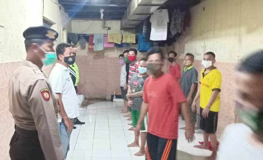 Polsek Krembangan Lakukan Pengecekan Rutin Ruang Tahanan, Antisipasi Barang Terlarang