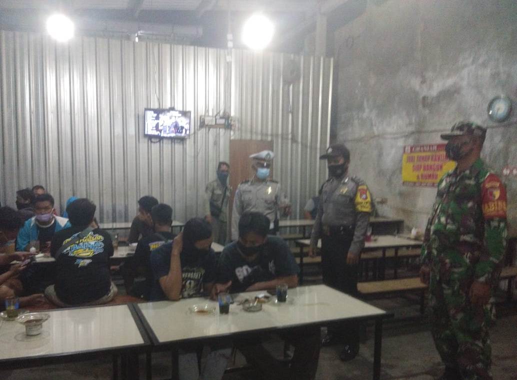 Polsek Kenjeran Gelar Operasi Penertiban Masker di Warkop-Warkop