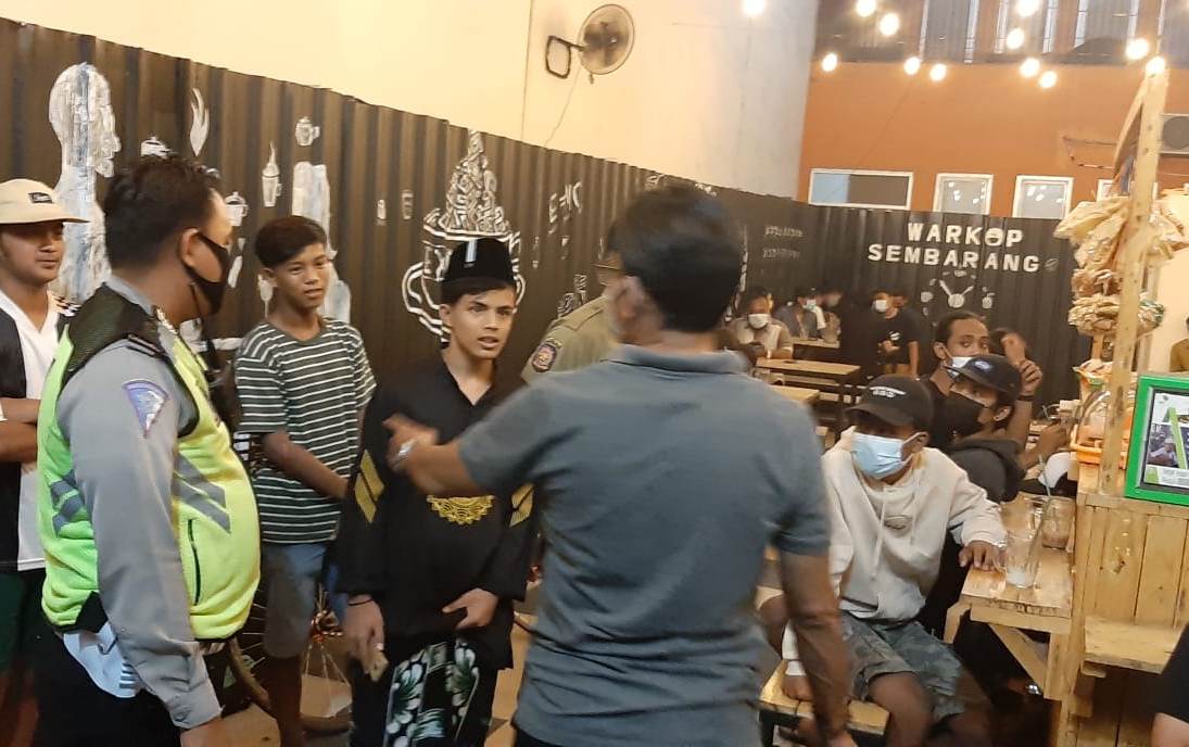Hari Pertama Ramadhan, Polsek Semampir Gelar Operasi Pemberlakuan Jam Malam & Penertiban Masker