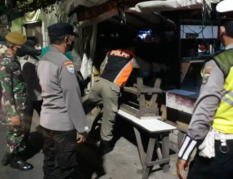 Kanit Binmas Polsek Asemrowo Pimpin Operasi Pemberlakuan PPKM Darurat, Sasar Warung & Toko