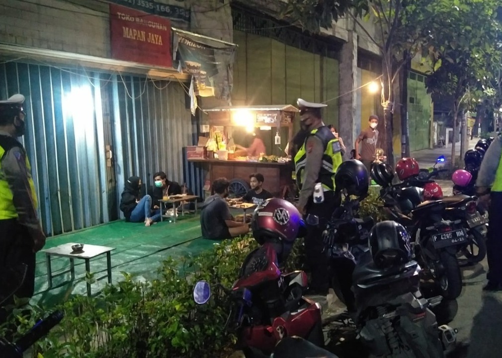 Polsek Krembangan Sasar Warung & PKL Dalam Operasi Jam Malam
