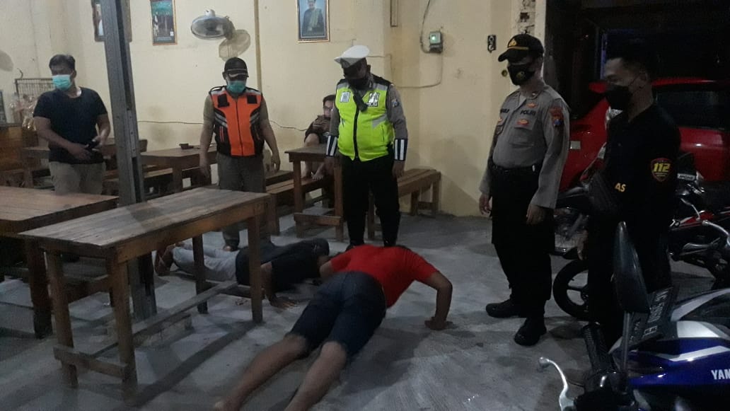 Polsek Asemrowo Laksanakan Operasi Jam Malam & Penertiban Masker, Sasar Warung-Warung Bareng Instansi Samping