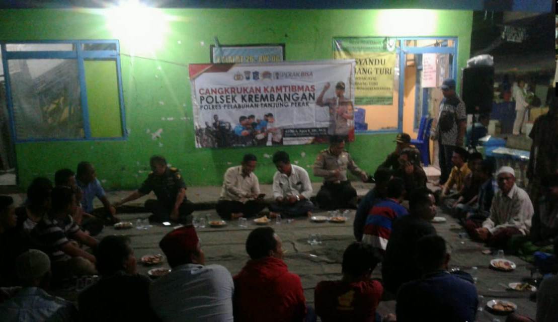 Polsek Krembangan Sosialisasi SPKT Door To Door di Acara Cangkrukan