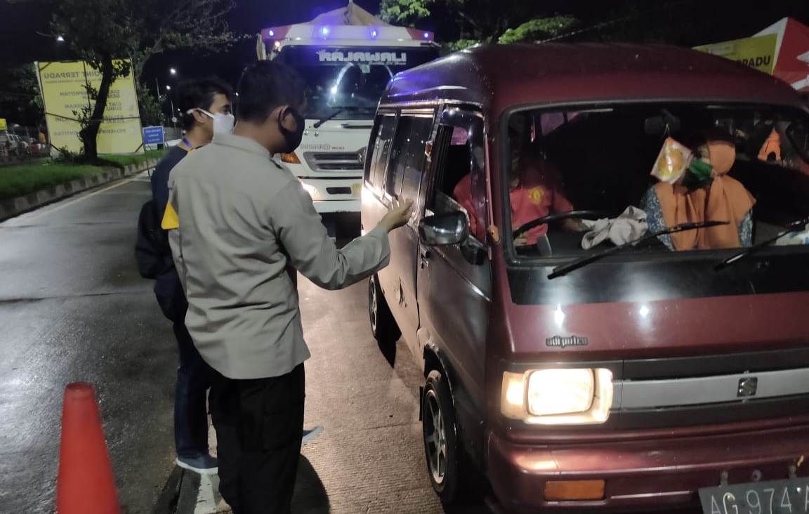 Wakapolres Tanjung Perak Pantau Penerapan PSBB di Pospam Suramadu