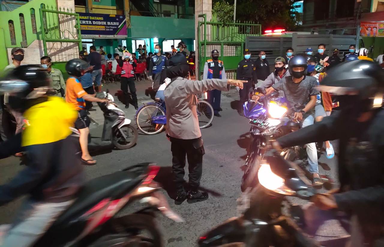 Kapolsek Kenjeran Pimpin Pengamanan Swab Tes Oleh Satpol PP & Dinas Kesehatan