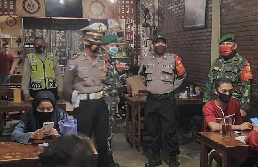 Polsek Krembangan Lakukan Operasi Masker di Warkop & Cafe Bareng Koramil