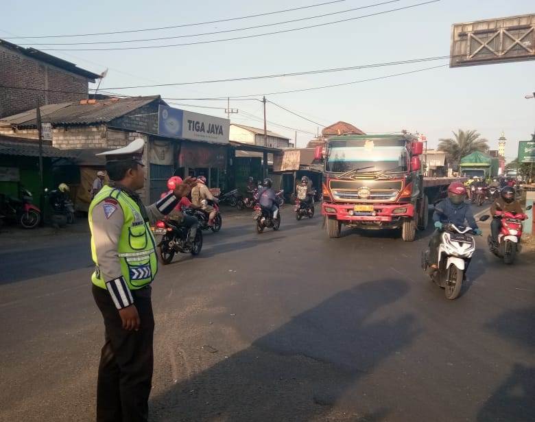 Satlantas Polres Tanjung Perak Atur Lalu Lintas Sore di Jalan Margomulyo