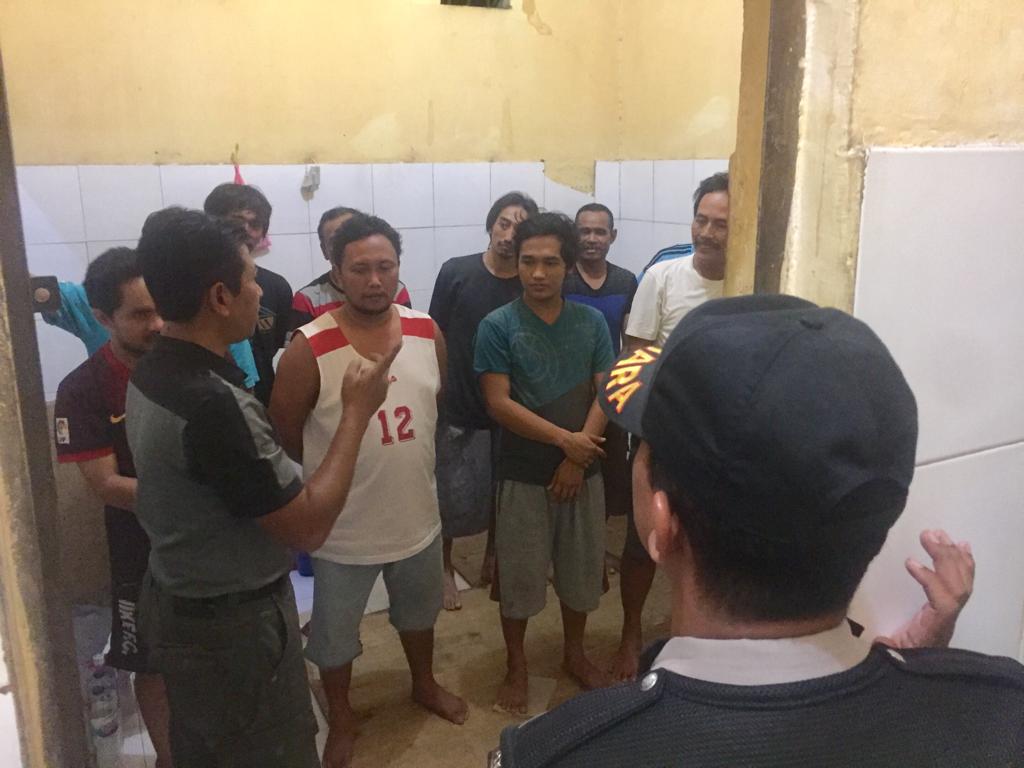 Polsek Asemrowo Cek Tahanan Rutin Pagi & Malam