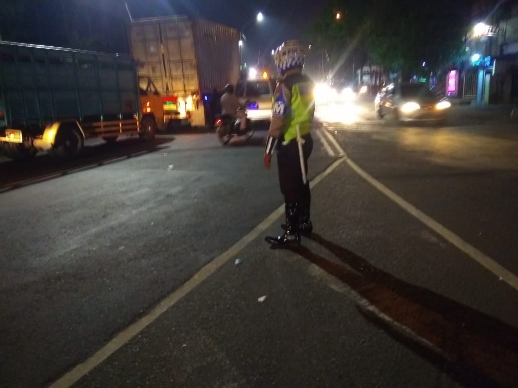 Personil Satlantas Polres Tanjung Perak Atur Lalu Lintas Malam di Jalan Jakarta