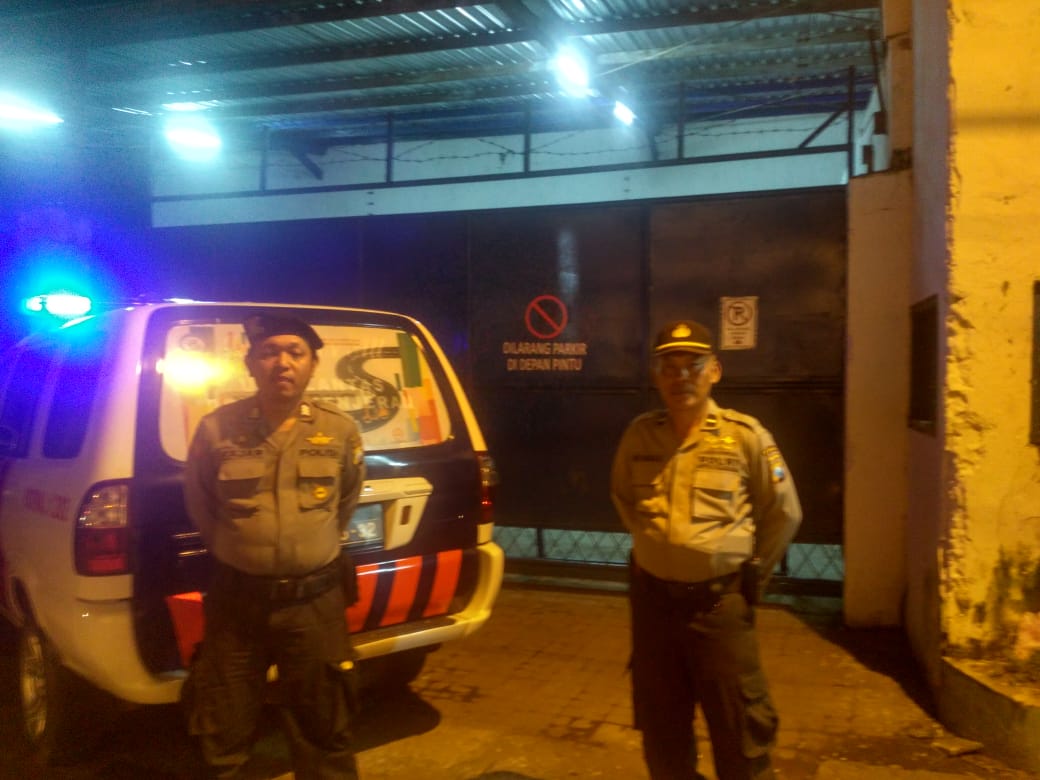 Unit Lantas & Unit Sabhara Polsek Kenjeran PAM Pengerjaan Pelipatan Kertas Suara