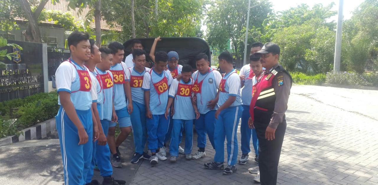 Babinkamtibmas Krembangan Utara Laksanakan Rabu Narsis di SMK KAL 2