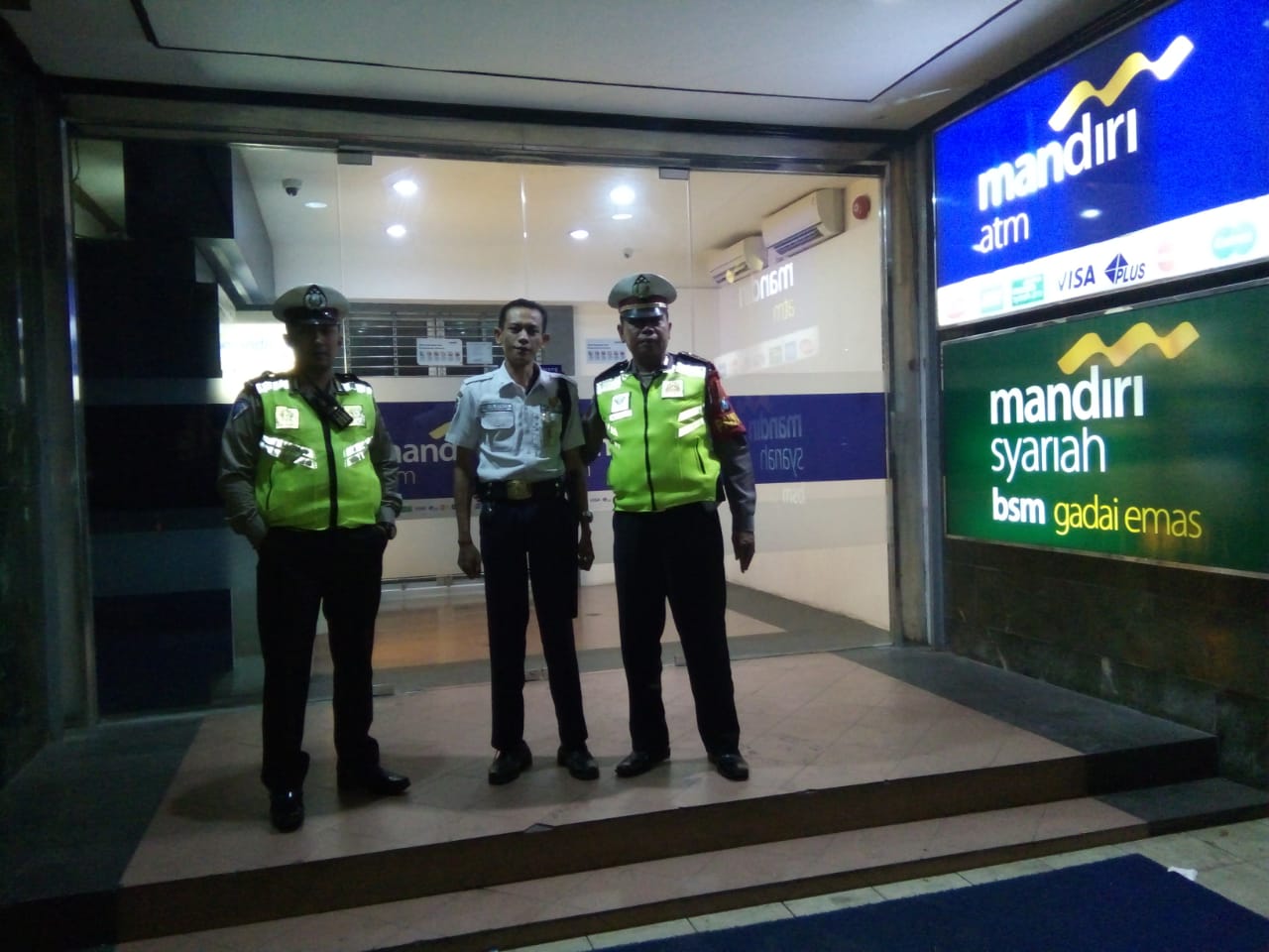 Polsek Pabean Cantikan Gelar Patroli Malam di Kantor Bank Mandiri