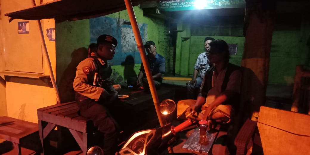Pantau Keamanan di Pemukiman, Satsabhara Polres Tanjung Perak Lakukan Patroli Malam