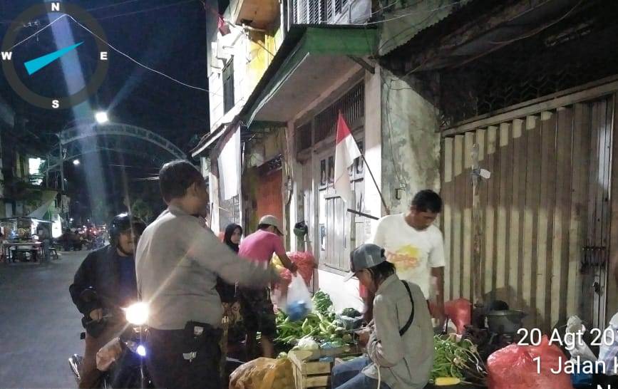 Babinkamtibmas Nyamplungan Sampaikan Pesan Kamtibmas & Kebersihan Ke Pedagang Sayur