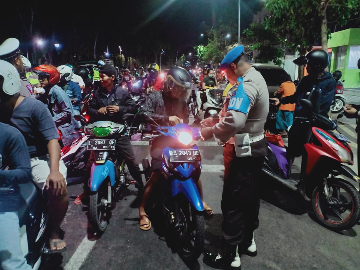 Polres Tanjung Perak Gelar Razia Malam, Ciptakan Kondusifitas Jelang Pelantikan Presiden