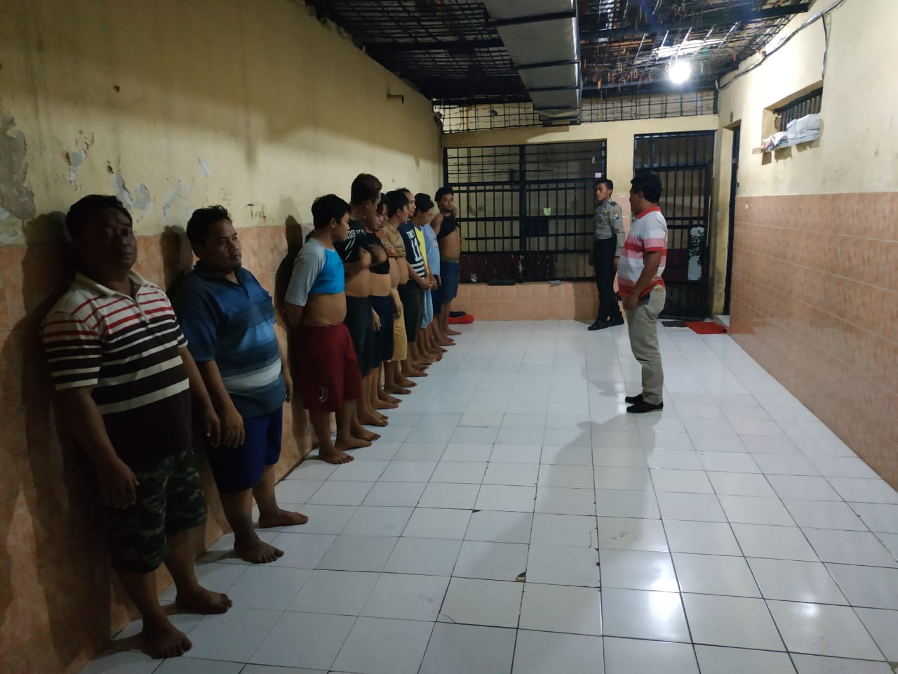 Polsek Krembangan Pantau Kesehatan Tahanan Melalui Pengecekan Pagi & Malam Hari