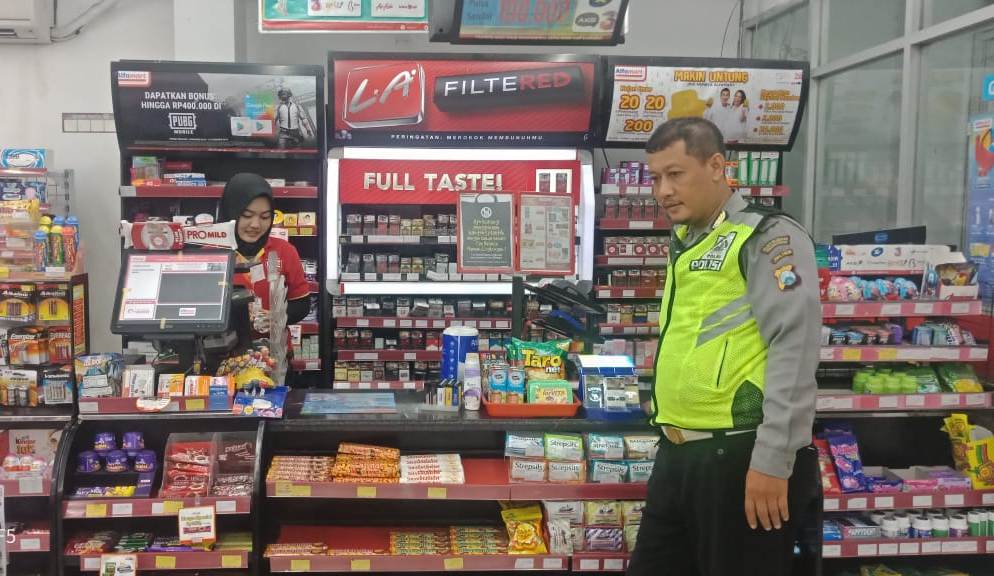 Polsek Semampir Gelar Patroli Malam di Mini Market, Titip Pesan Waspada Uang Palsu