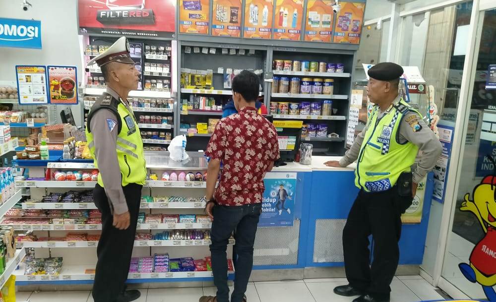 Patroli Malam di Mini Market, Polsek Pabean Cantikan Titip Pesan Waspada Pencurian
