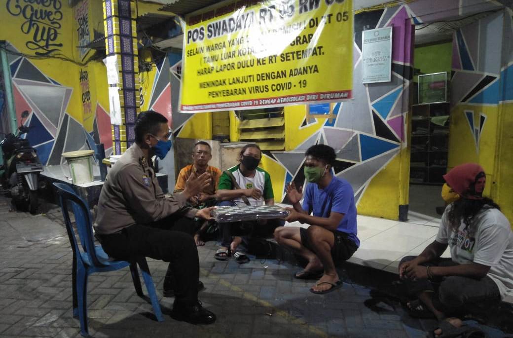 Panit Binmas Polsek Asemrowo Sambang Warga Genting Kalianak, Titip Pesan Rajin Cuci Tangan