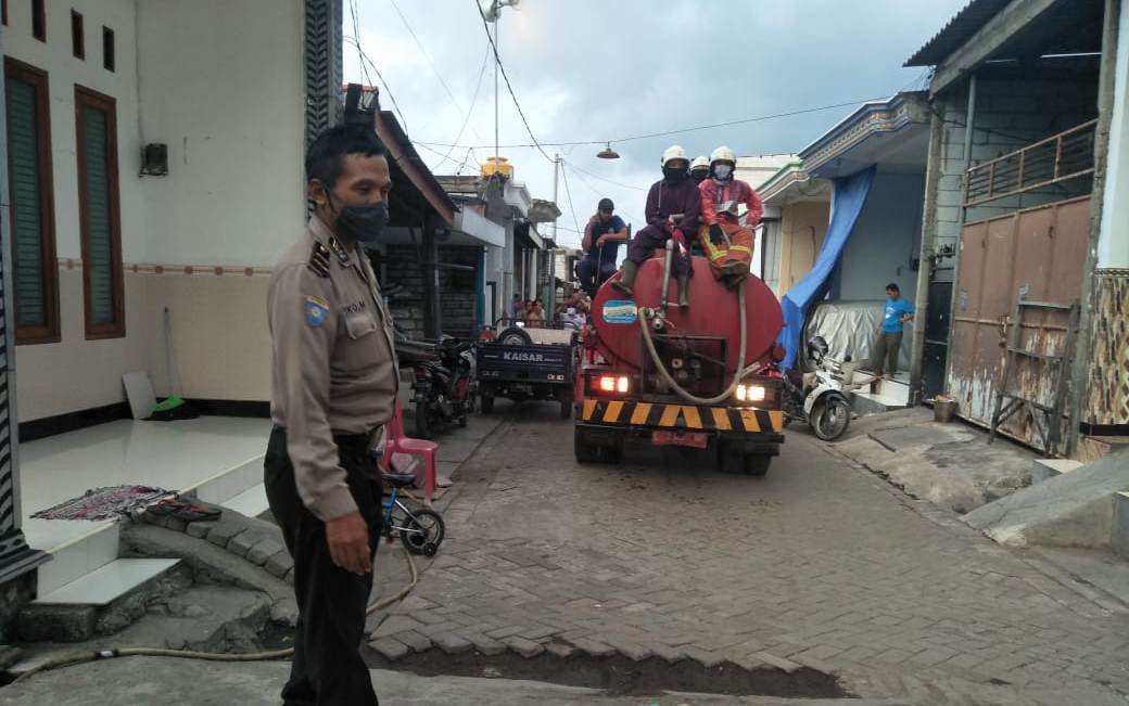 Panit Binmas Polsek Asemrowo Kawal Penyemprotan Disinfektan di Pemukiman