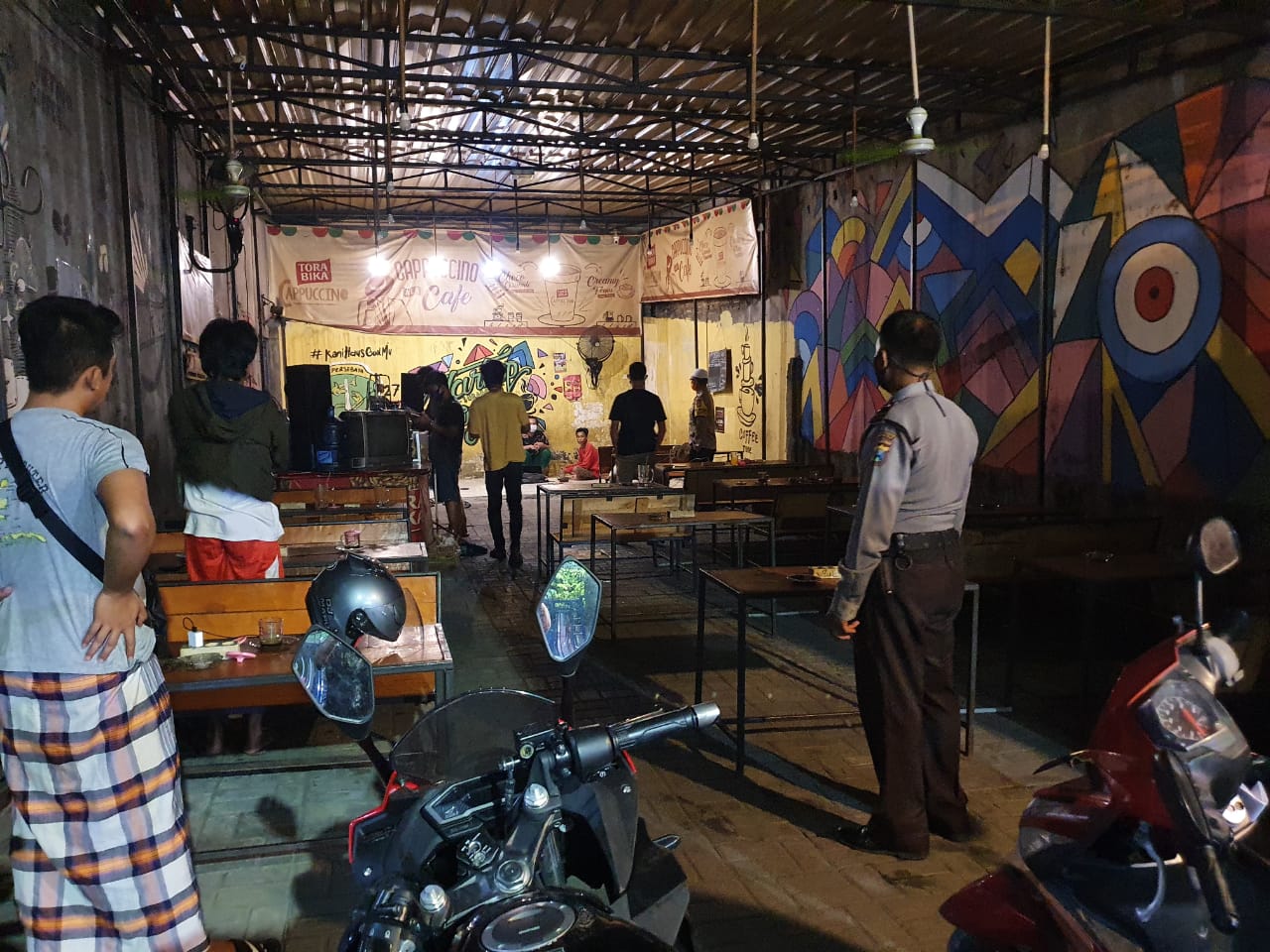 Kanit Reskrim Polsek Kenjeran Pimpin Patroli Malam di Warkop, Bubarkan Para Pengunjung