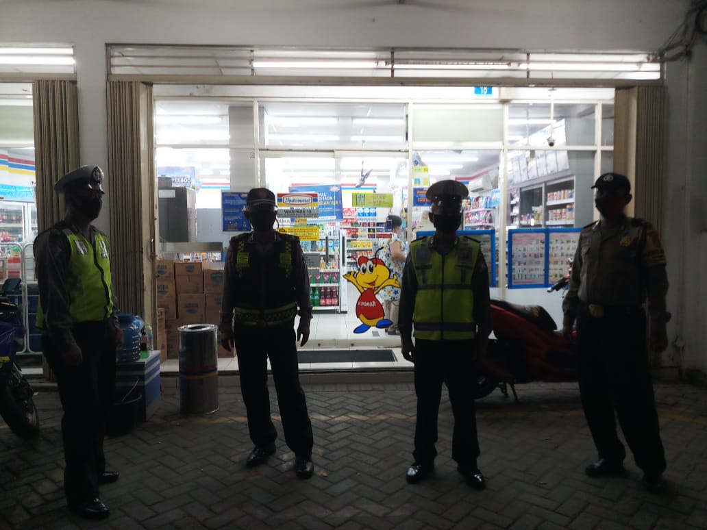 Polsek Pabean Cantikan Gelar Patroli Malam di Mini Market, Antisipasi Kerawanan