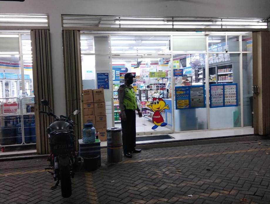 Polsek Pabean Cantikan Patroli Malam di Mini Market, Titip Pesan Waspada Pencurian